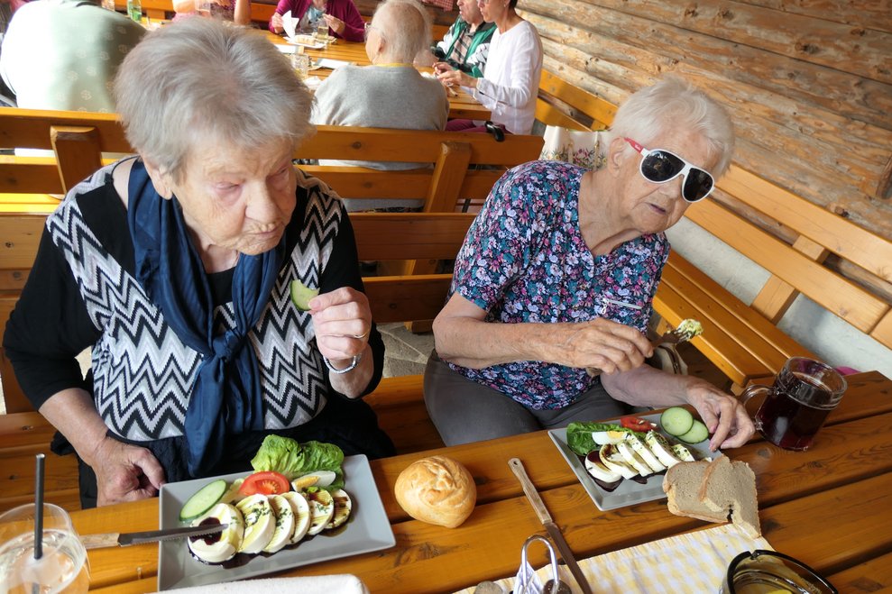 Zwei Frauen essen.
