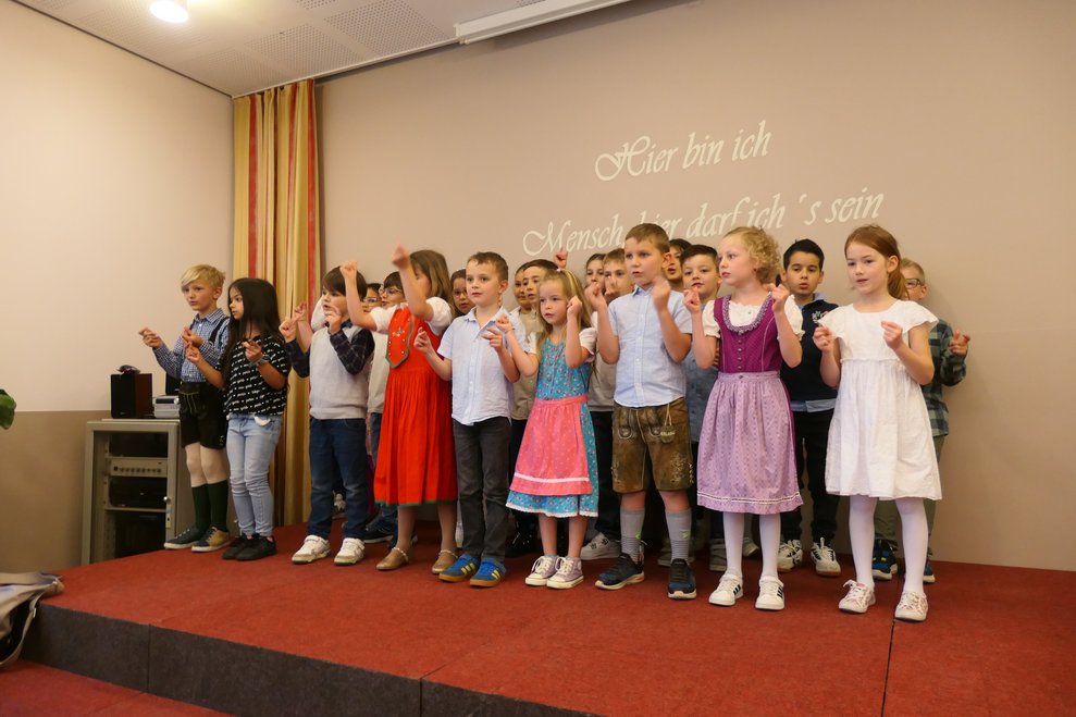 Die Kinder schnipsen und klatschen.