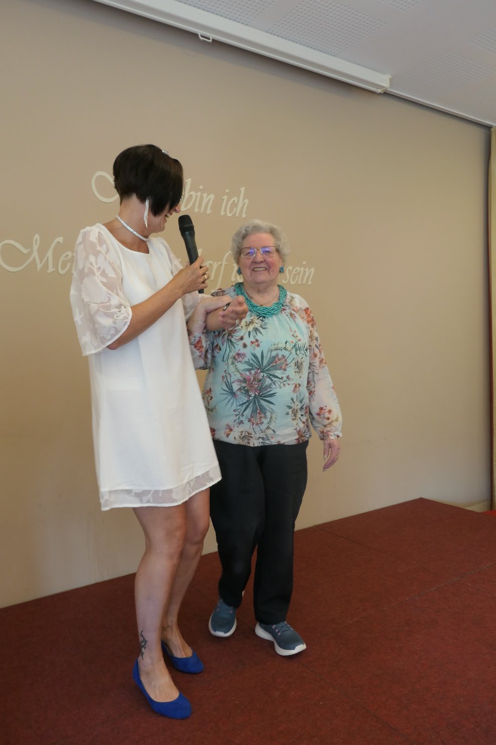 EAK Karin Gravogl interviewt eine Bewohnerin mit schwarzer Hose und Bluse.