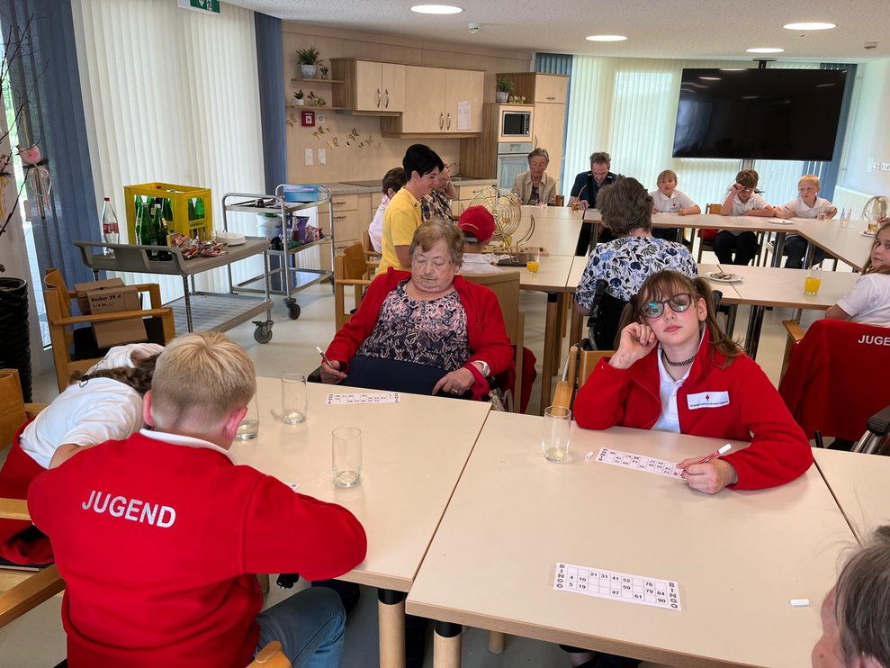 die Kinder und Bewohnerinnen und Bewohner spielen eifrig mit