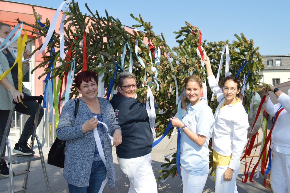 Maibaum schmücken