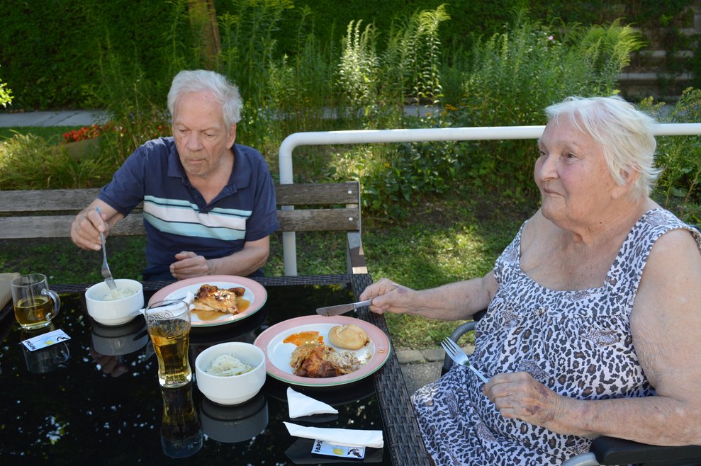 Die Grillhendl schmecken gut.
