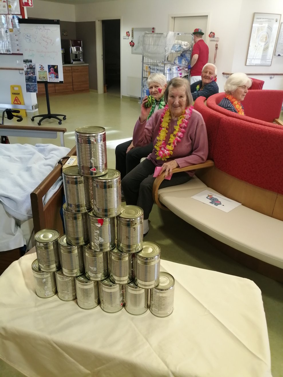 Die Dosenpyramide ist startbereit.