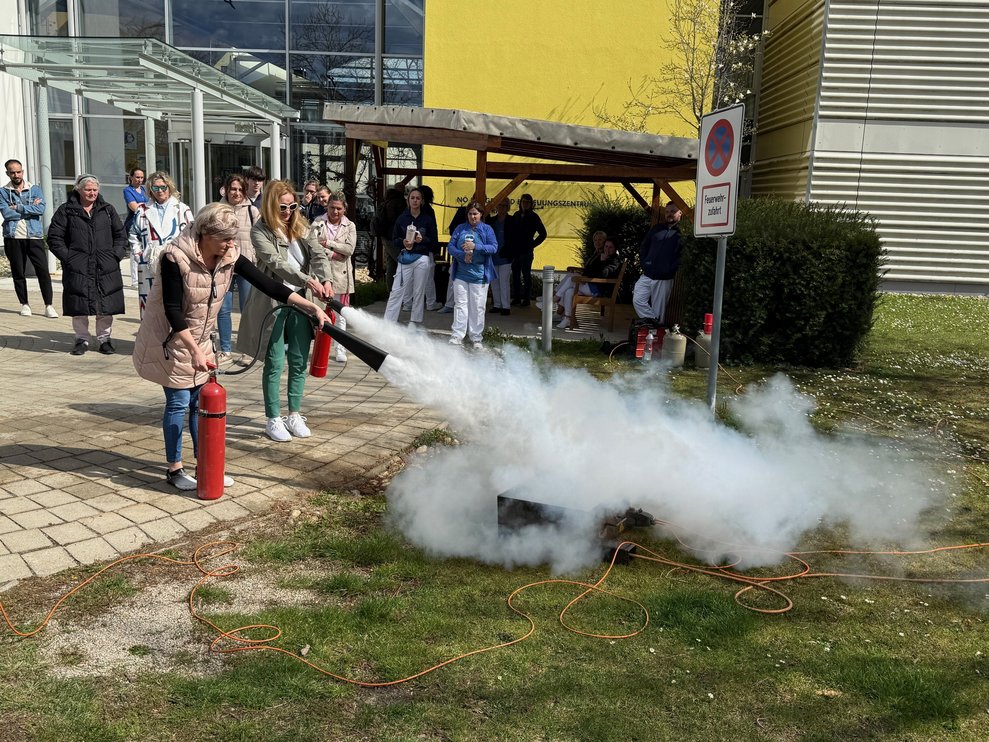 Unsere MitarbeiterInnen durften passend zu der Brandschutzschulung selbst Feuer löschen.