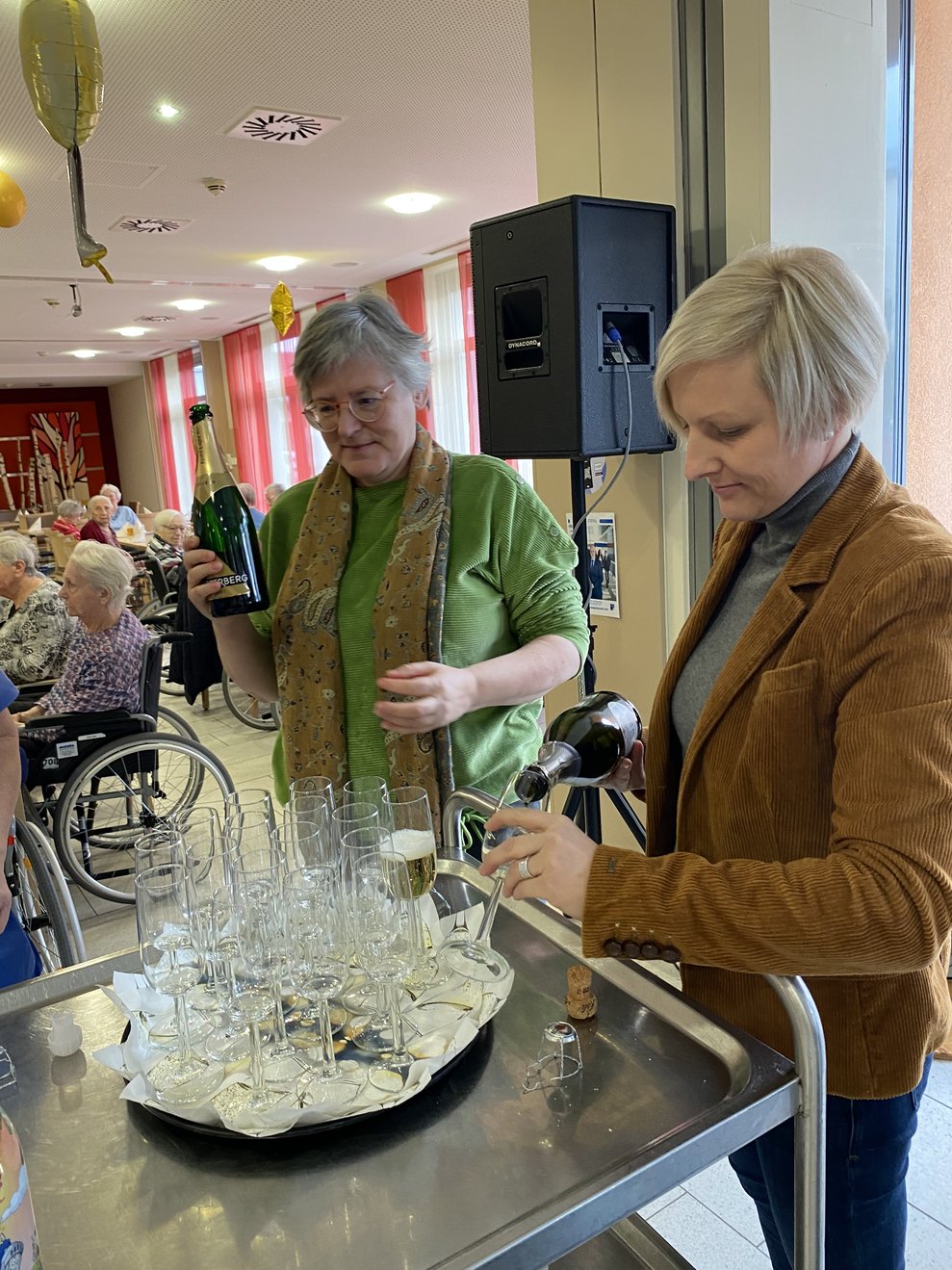 Unsere Direktorinnen Andrea und Bettina lassen die Sektkorken knallen.
