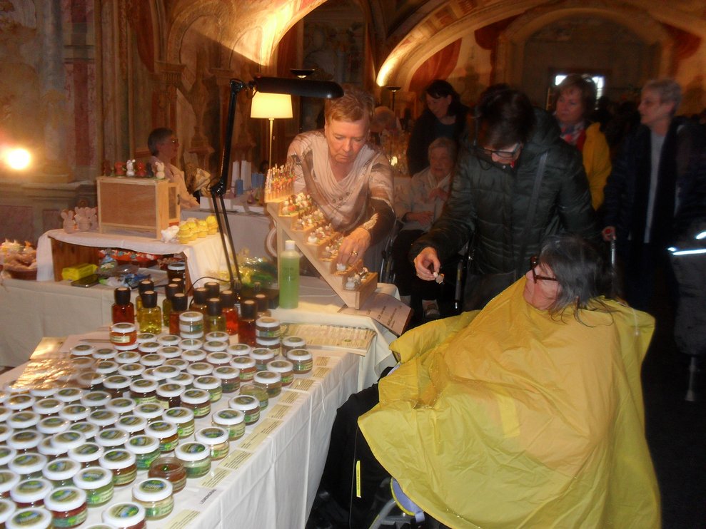 Bewohnerin am Ostermarkt im Schloss Vösendorf.