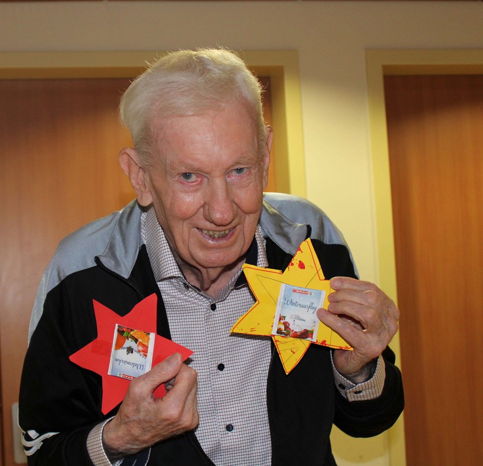 Bewohner mit Sternen gebastelt von Kindern