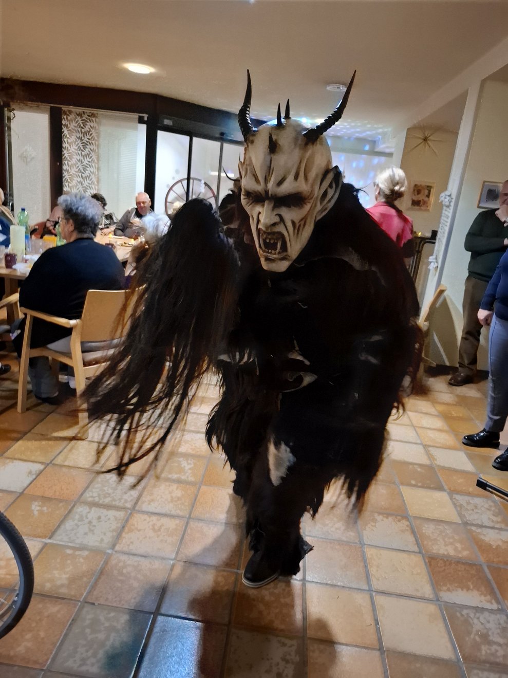 Die Perchten trugen beeindruckende Masken und Gewänder.