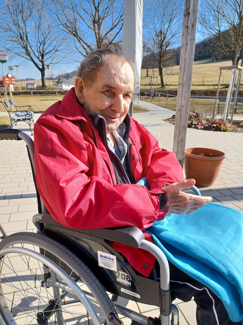 Bewohner sitzt im Garten