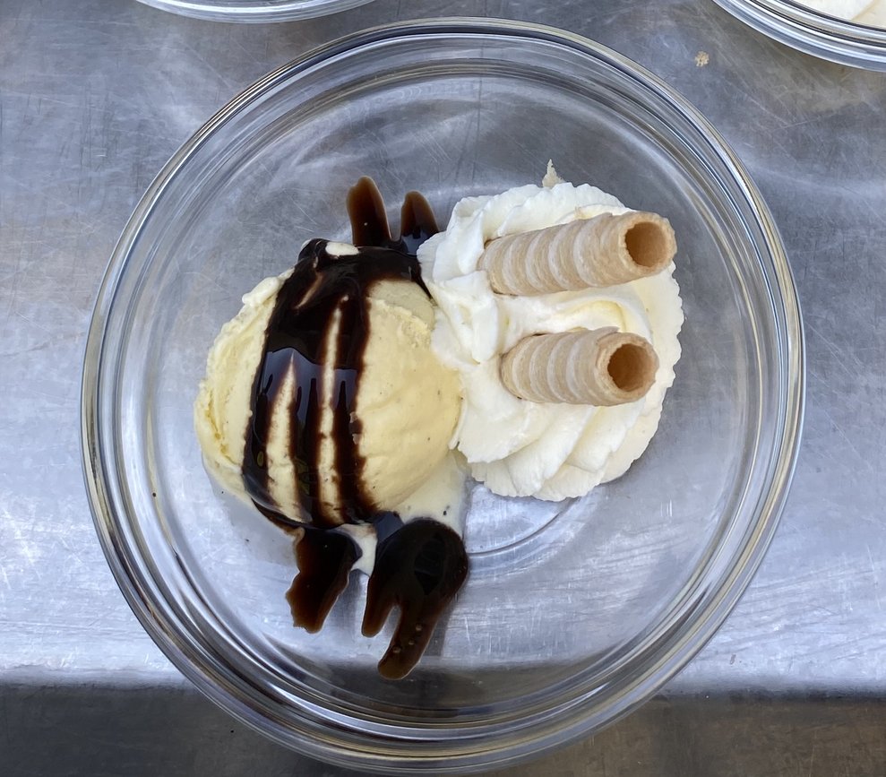 ... köstliches Eis serviert.