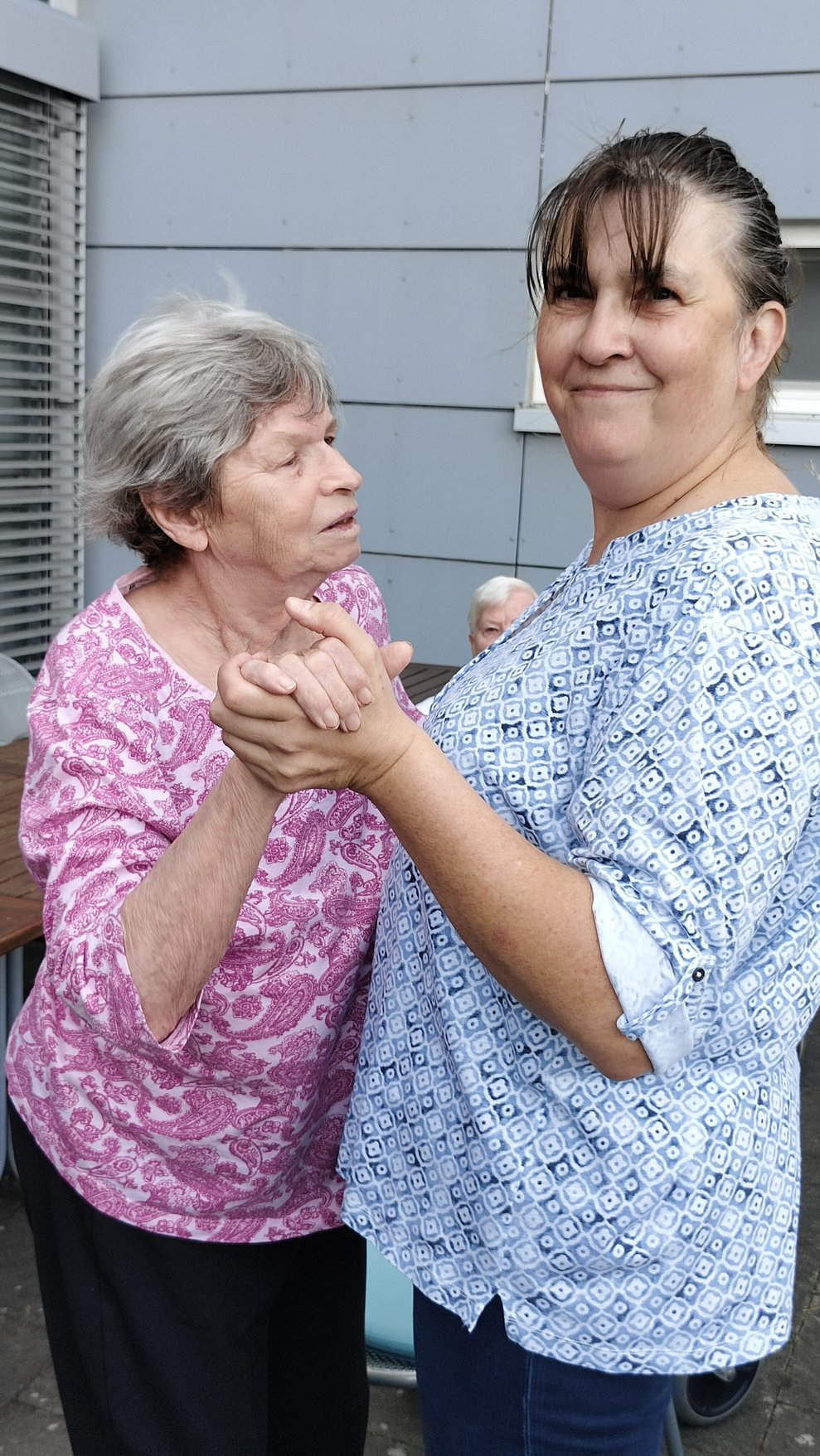 Bewohnerin mit Mitarbeiterin