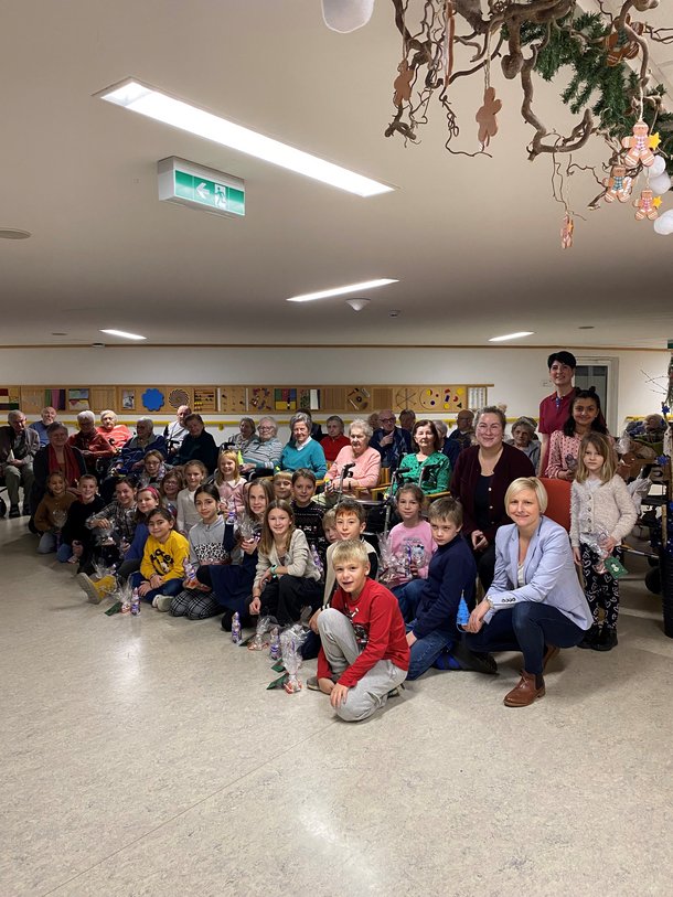 Vorweihnachtlicher Besuch der Volksschule Gmünd Gruppenfoto mit den Kindern und unseren Bewohnerinnen und Bewohner