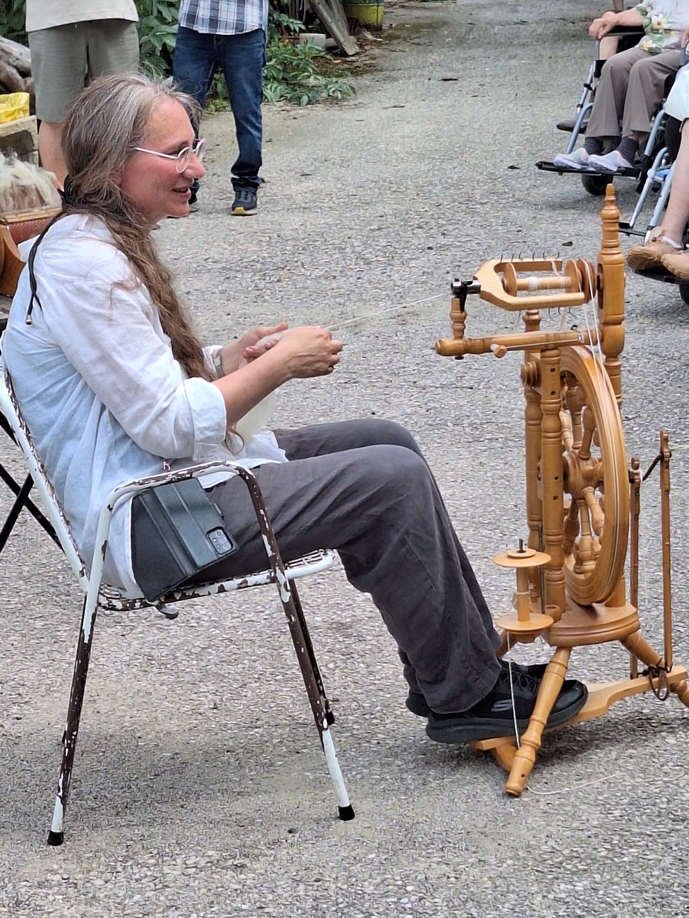 Christine Söllner am Spinnrad. Eine alte Handwerkskunst wird hier wiederbelebt. 