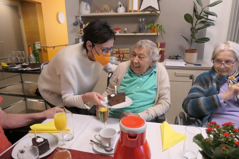 Zwei Damen mit einem Stück Torte.