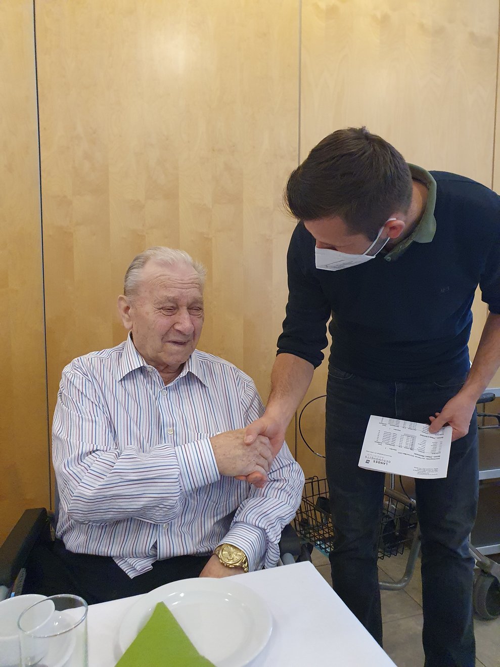 Direktor gratuliert Jubilar