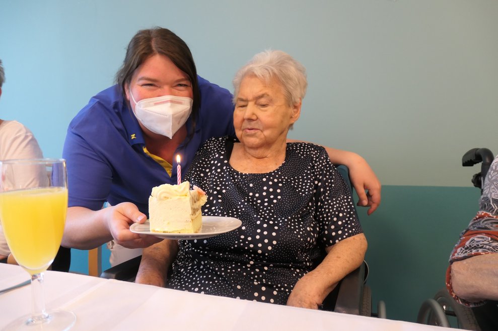 Zwei Frauen mit einem Stück Torte.