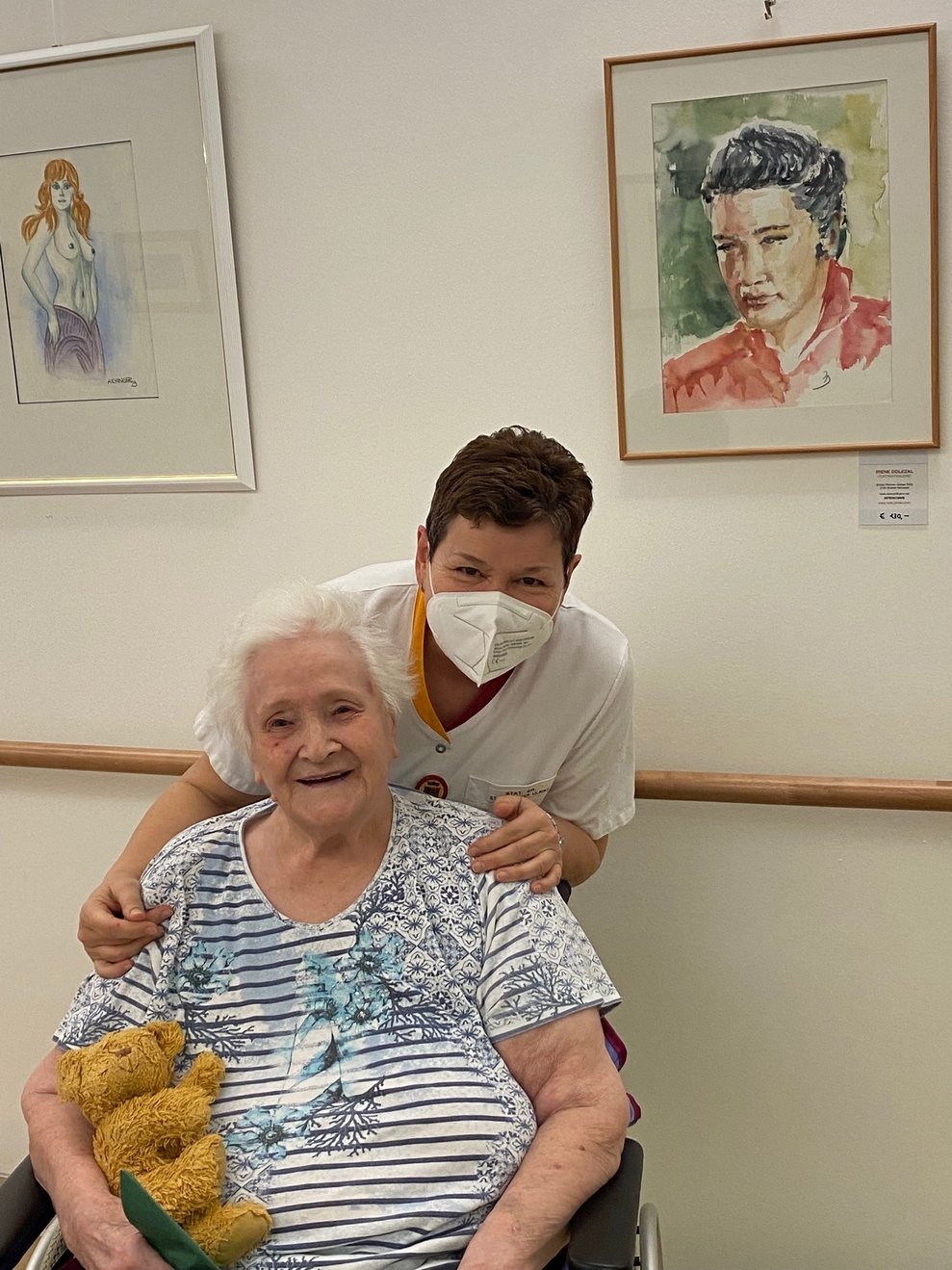 Frau Schwarz ist mit PBM Sr. Ulli vor Elvis Presley "hängengeblieben".