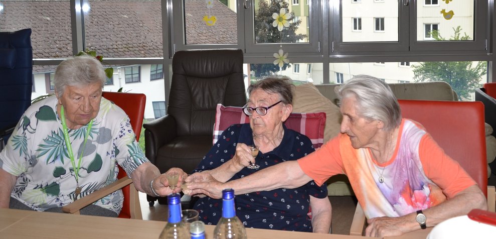 ... der von unseren Bewohnerinnen gleich verkostet und für sehr gut befunden wird ... der von unseren Bewohnerinnen gleich verkostet und für sehr gut befunden wird.