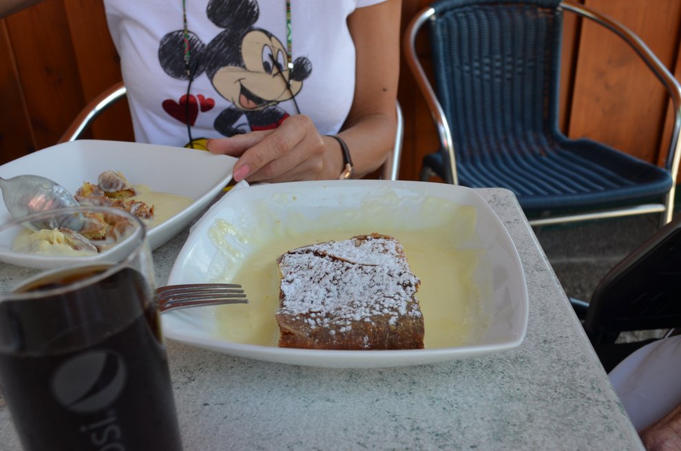 Ein Teller Apfelstrudel mit Vanillesauce