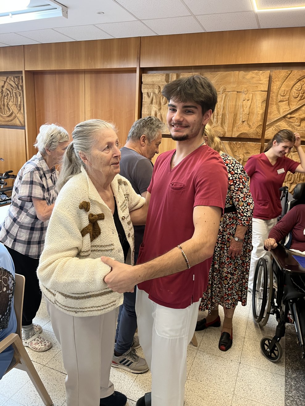 Zivi mit Bewohnerin