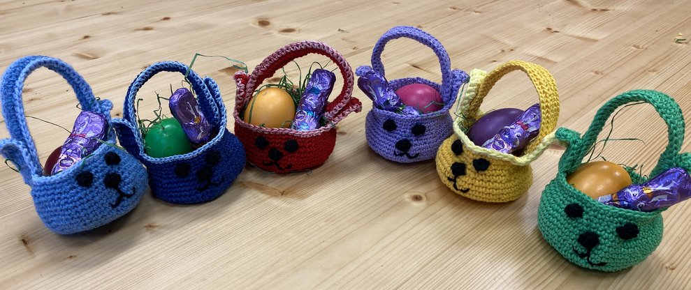 ...in gehäckelte Osterkörbchen, die am Ostersonntag, an die Bewohnerinnen und Bewohner verschenkt werden.