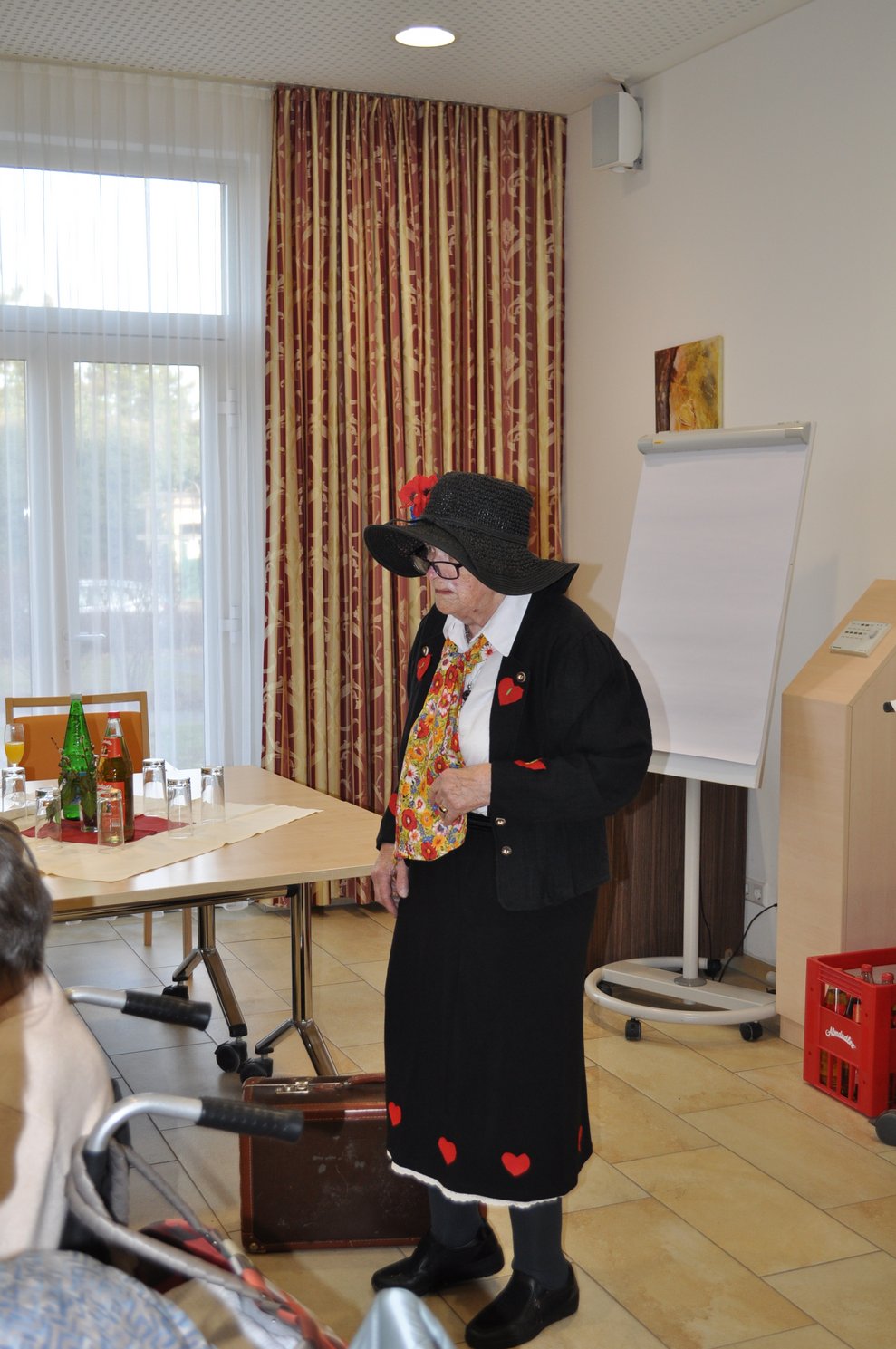 eine verkleidete Frau mit großem Hut