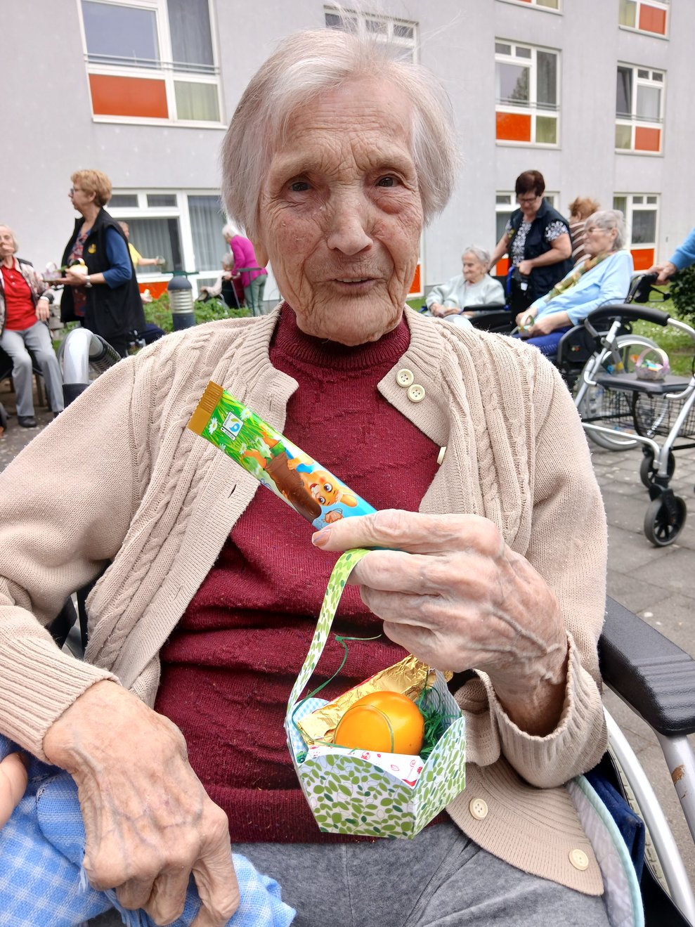 Frau mit Osternesterl