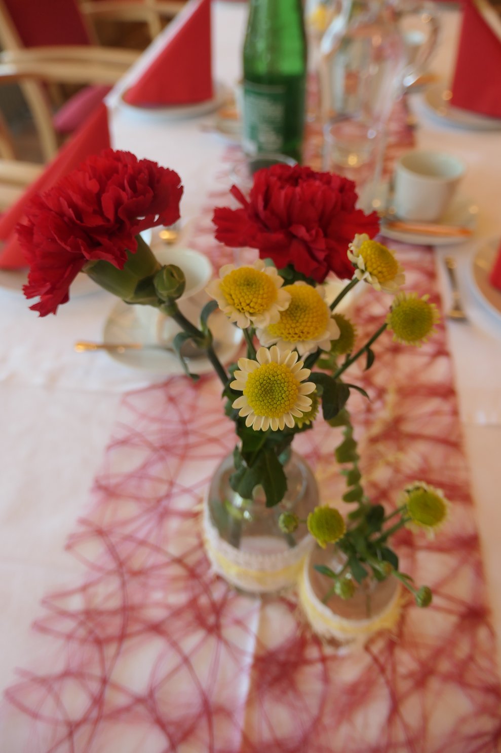 Tischdekoration mit Blumen