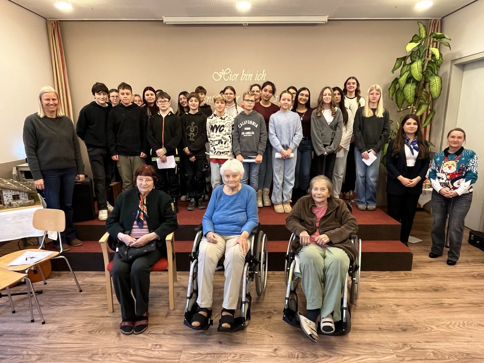 Gruppenfoto mit Bewohnerinnen und Kindern 