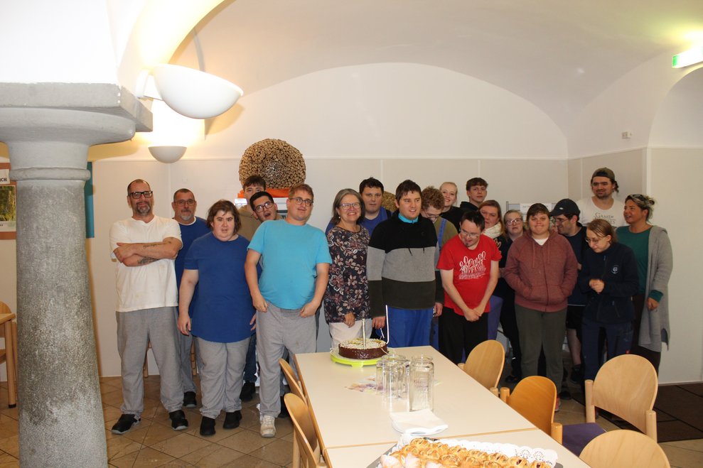 Eine Gruppe Personen steht nebeneinander