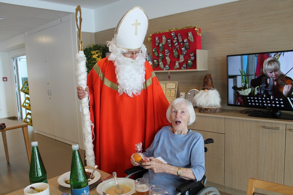 Nikolaus mit Bewohner