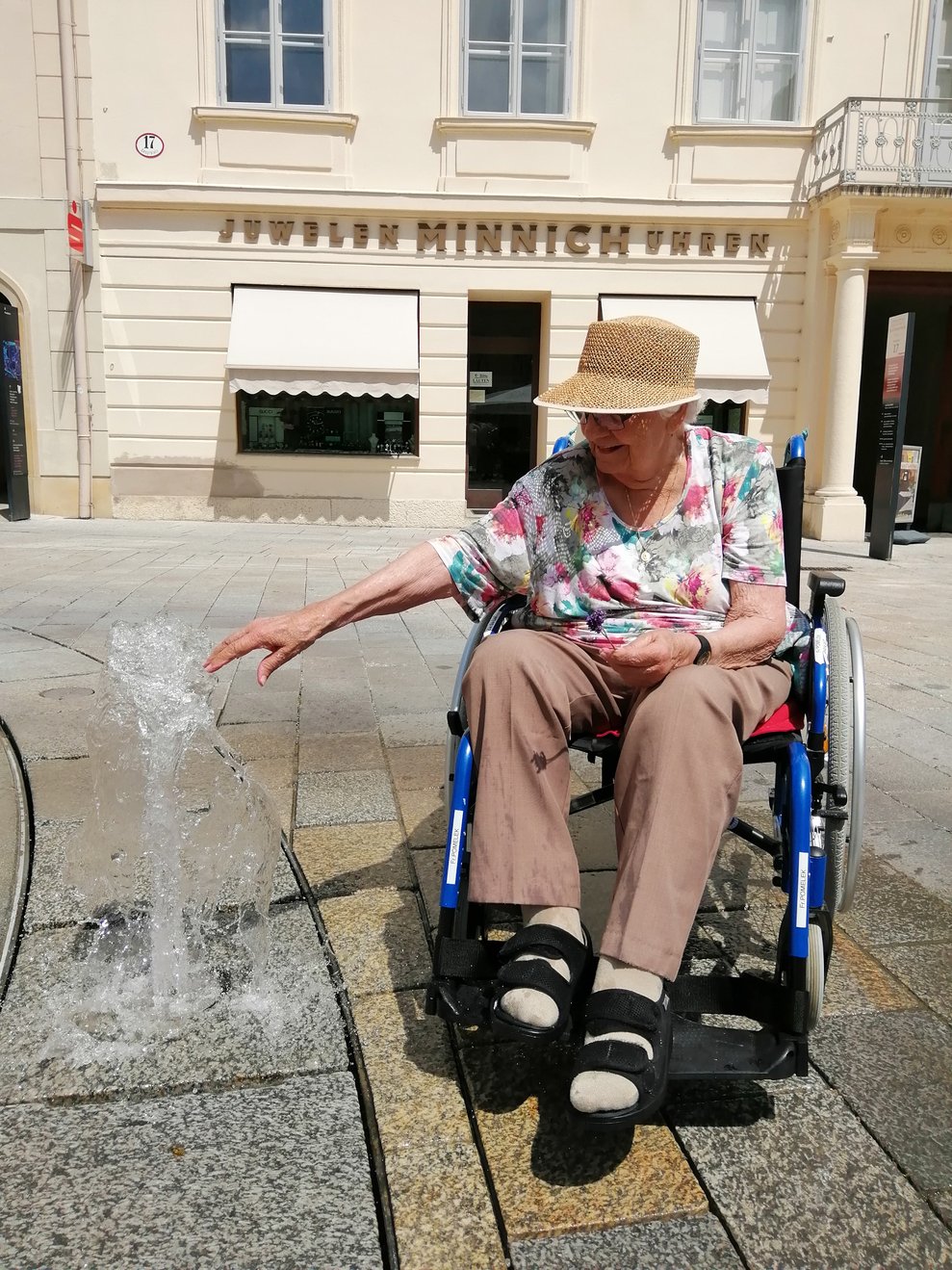 Bewohnerin beim Wasserspiel