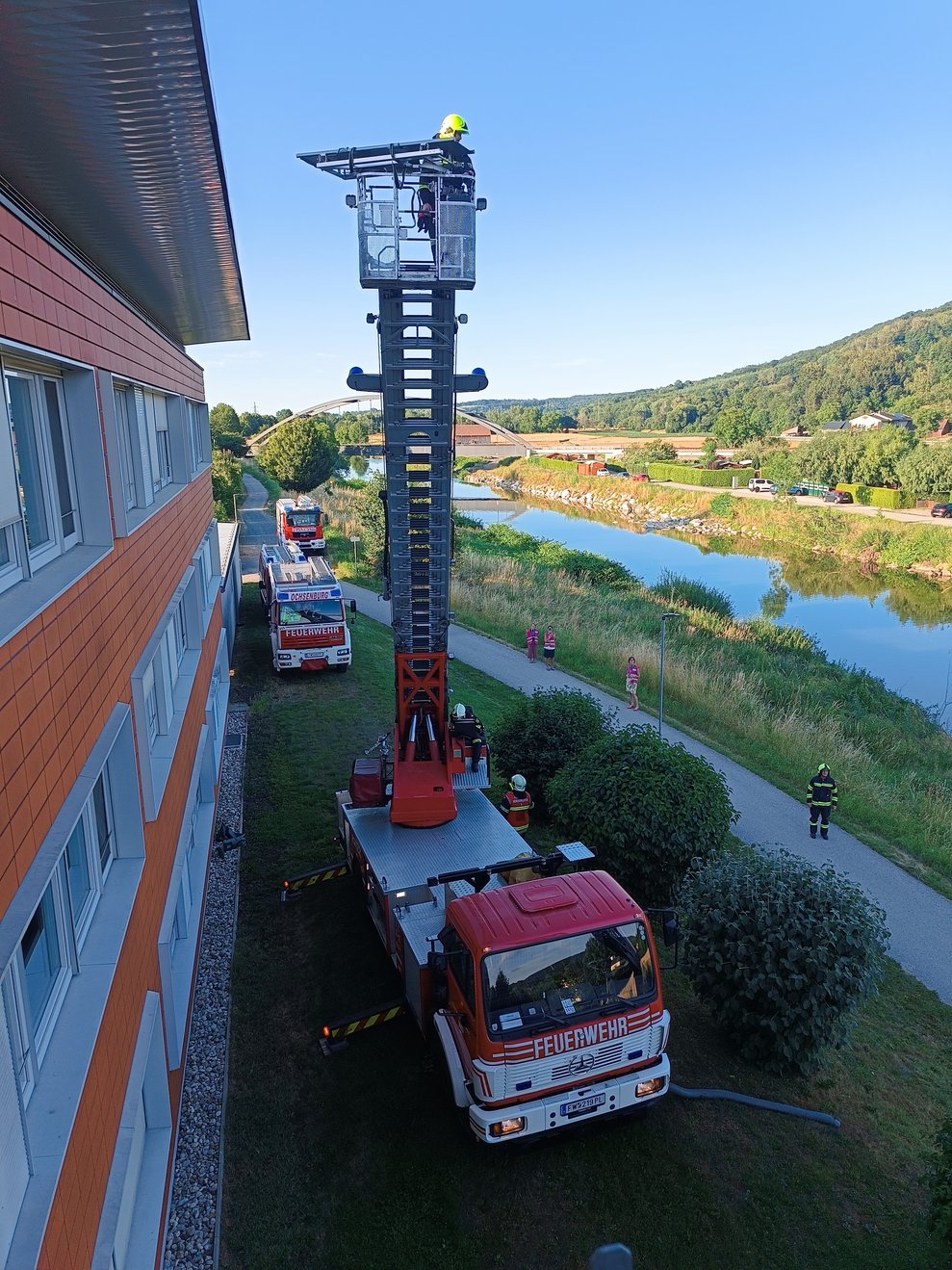 Blick auf den Kranwagen.