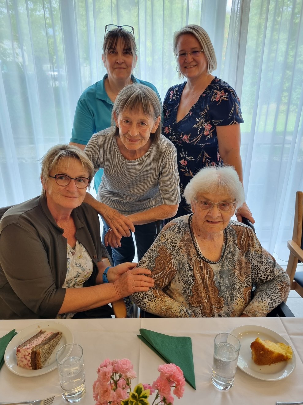 Jubilar mit Mitarbeiterinnen und Familie