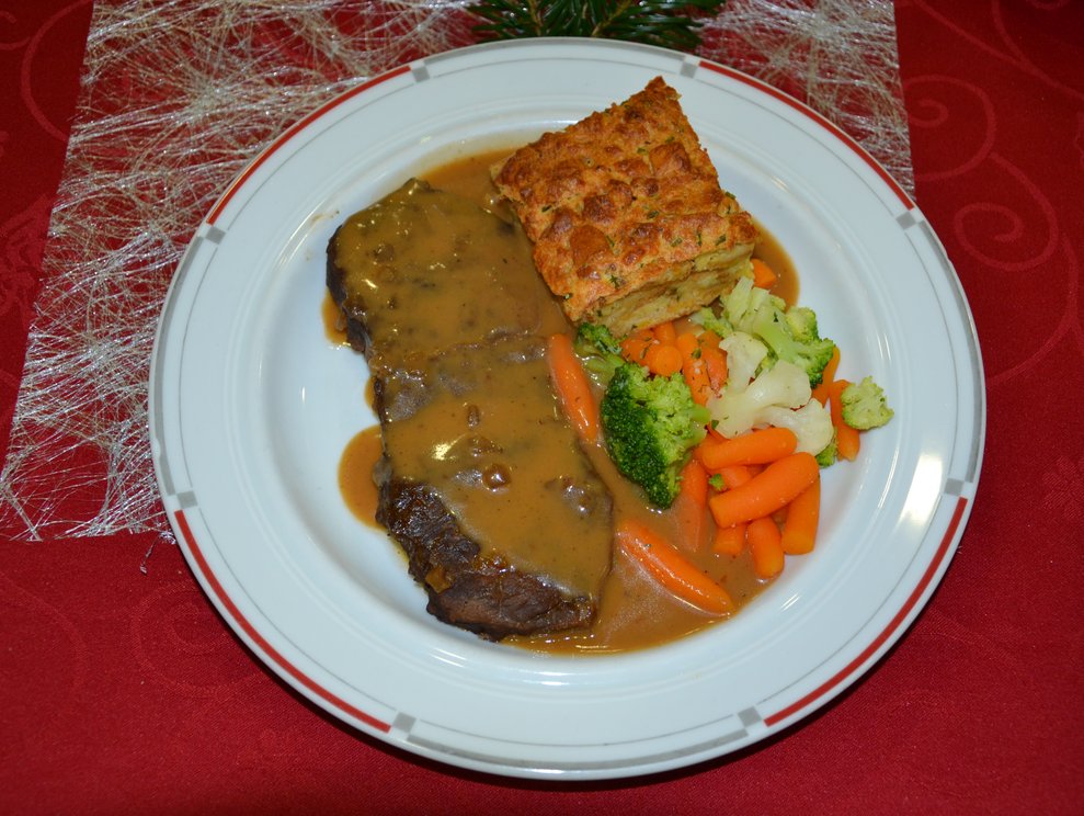 Als Hauptgang gab es geschmorte Beiried mit Portweinglace Briocheknödelterrine und Buttergemüse.