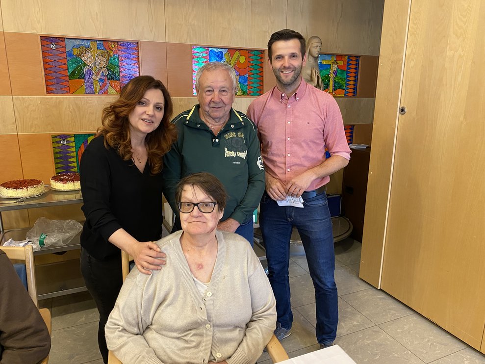 Jubilarin und Angehöriger mit Direktoren