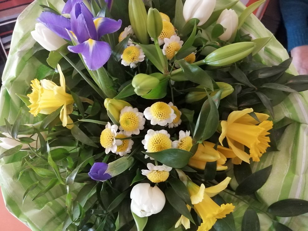 Zeitlos schön sind Blumen, wenn sie blühen und Menschen, wenn sie lachen.