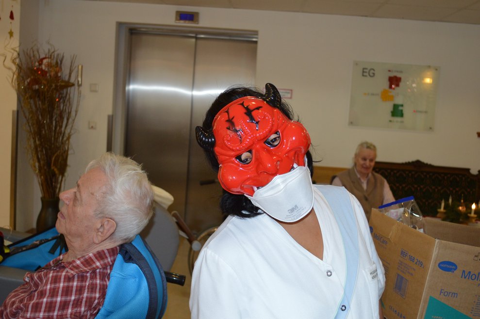 Eine Person trägt eine Krampus Maske.