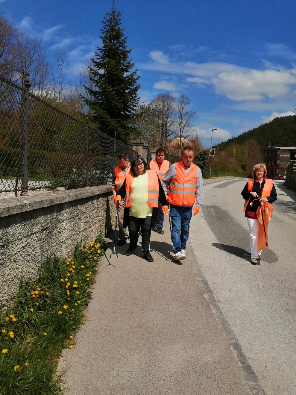 Bewohner: innen laufen auf dem Gehweg.
