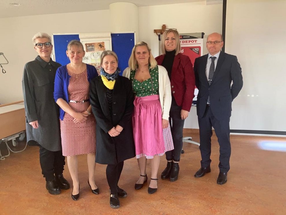 Fünf Frauen und ein Mann.