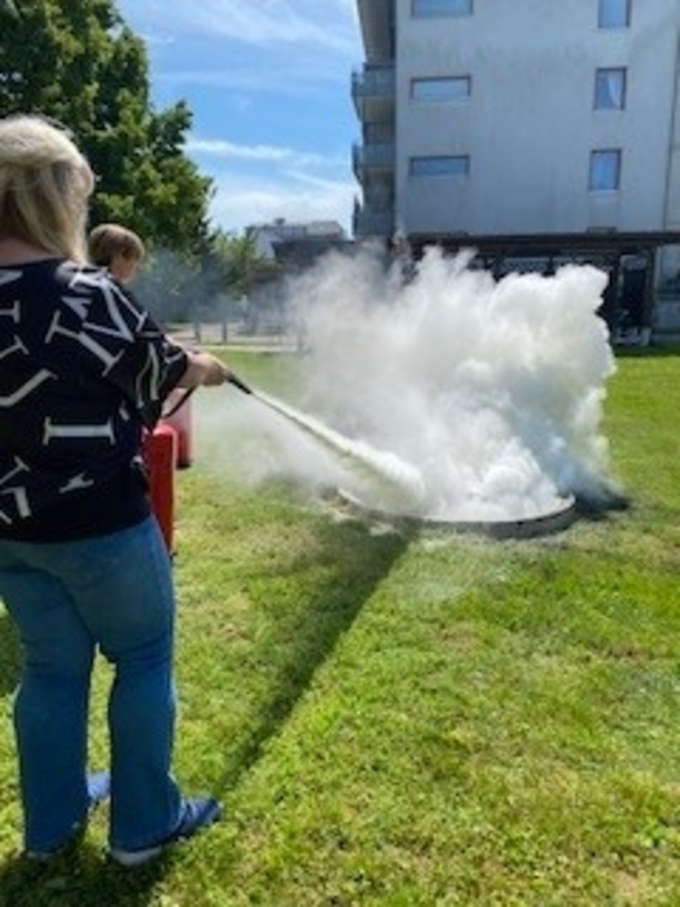 Löschvorgang mit dem Feuerlöscher