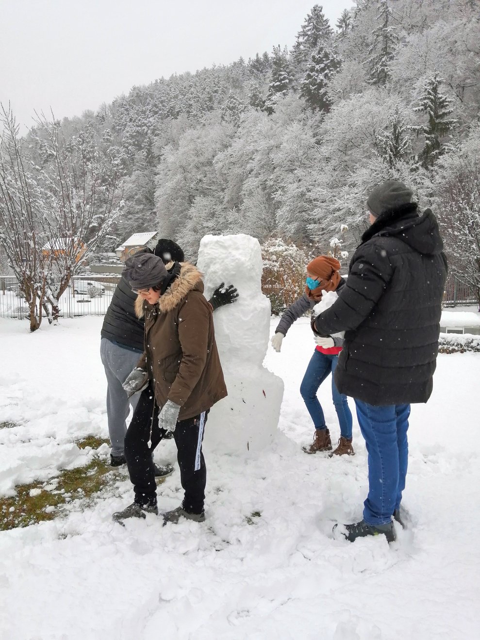 Wir bauen einen Schneemann.