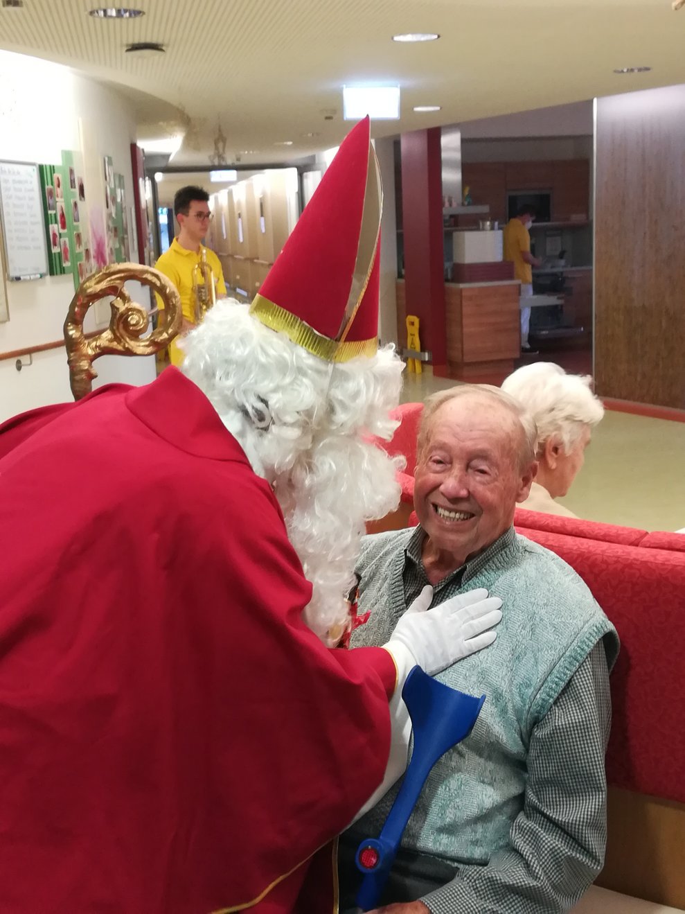 Herr Ungersböck ist überrascht, was der Nikolaus so alles weiß.