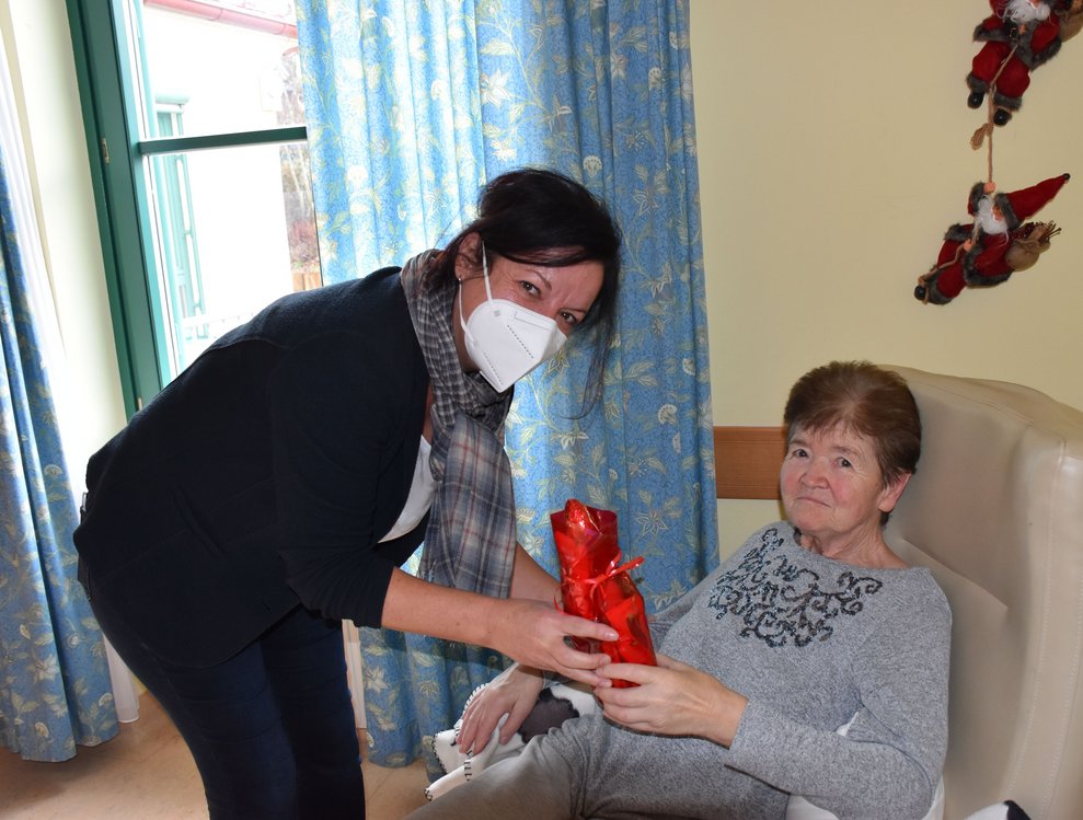 Frau Michelmayer freut sich über ihren Nikolaus.
