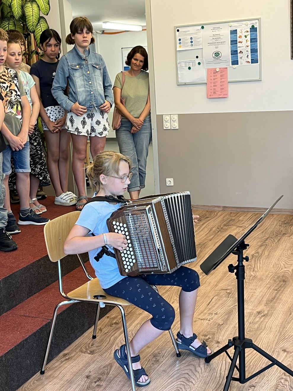 Ein Mädchen spielt mit der Steirischen.
