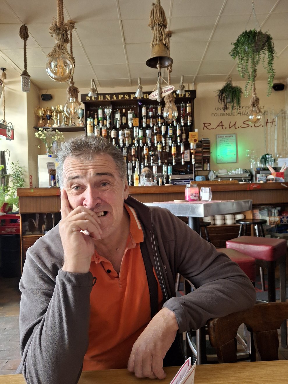 Ein Mann in einem Kaffeehaus