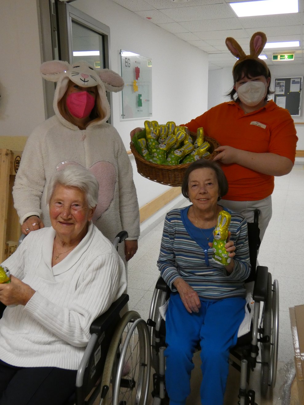 Gruppenfoto mit Osterhasen
