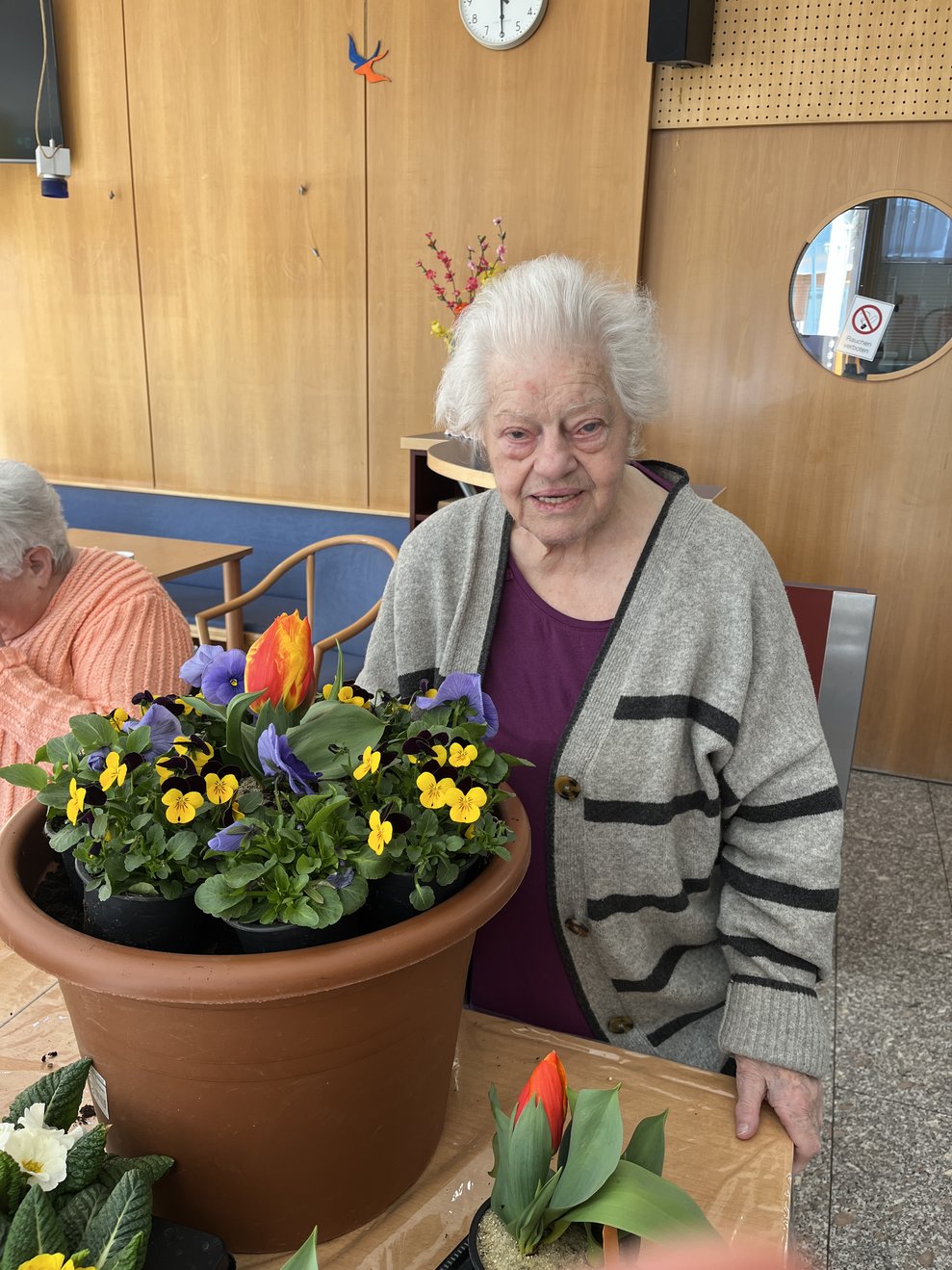 Alte Frau mit Blumen
