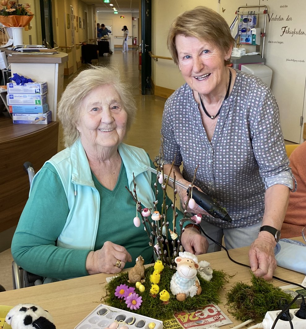 Frau Katzenbeisser und ehrenamtliche Mitarbeiterin Eva sind gemeinsam sehr kreativ.