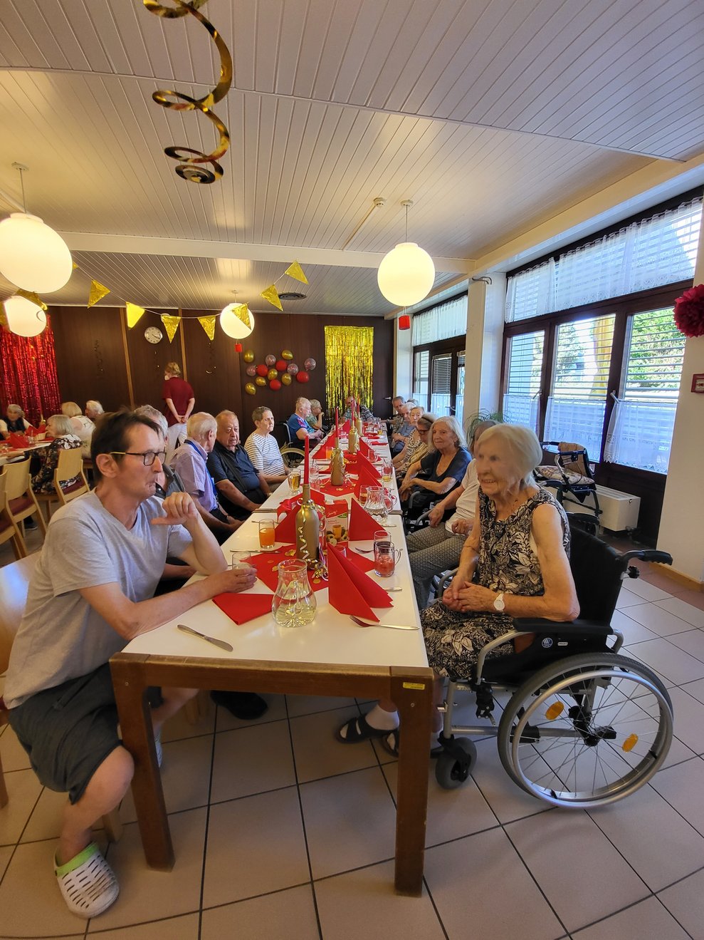 Die BewohnerInnen kamen zahlreich zum Sommerfest und genossen die Zeit zusammen.